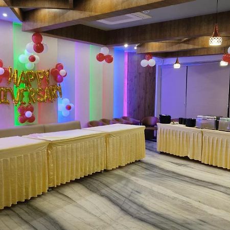 V Square Airport Hotel 러크나우 외부 사진