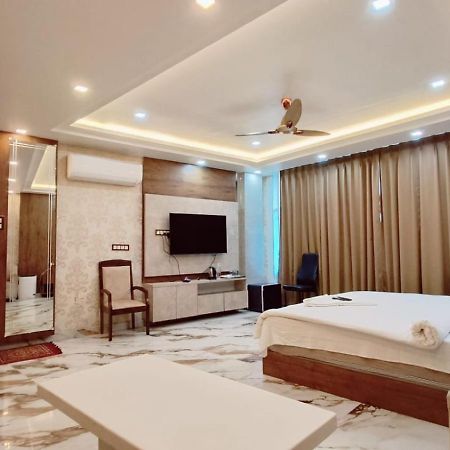 V Square Airport Hotel 러크나우 외부 사진