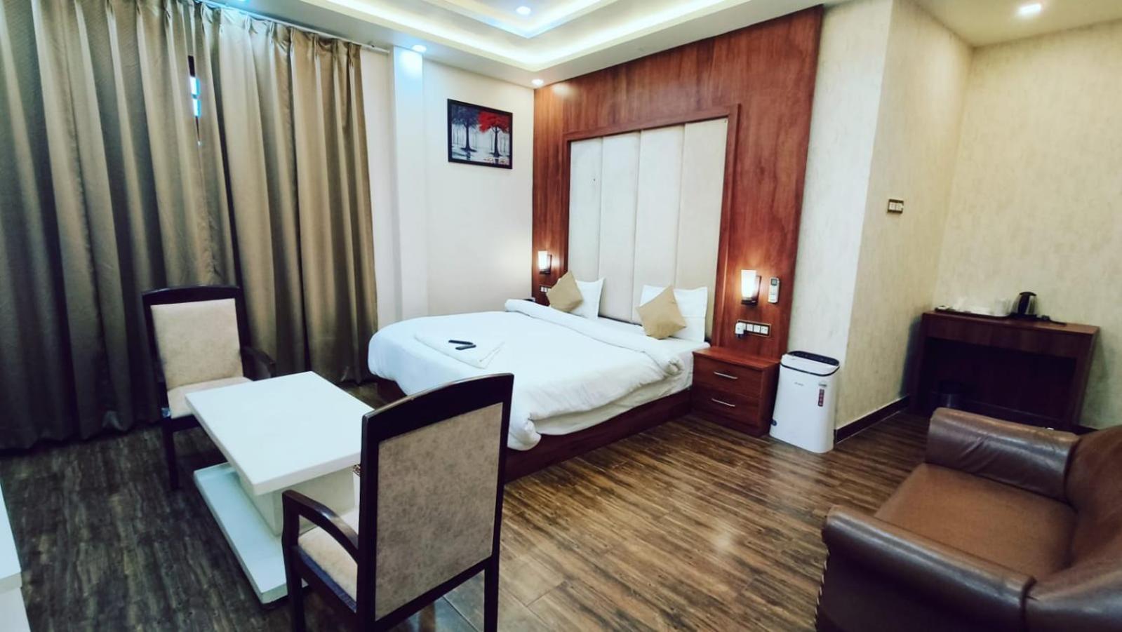 V Square Airport Hotel 러크나우 외부 사진