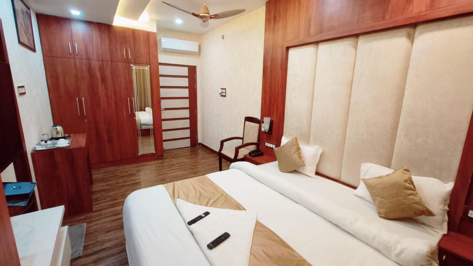 V Square Airport Hotel 러크나우 외부 사진
