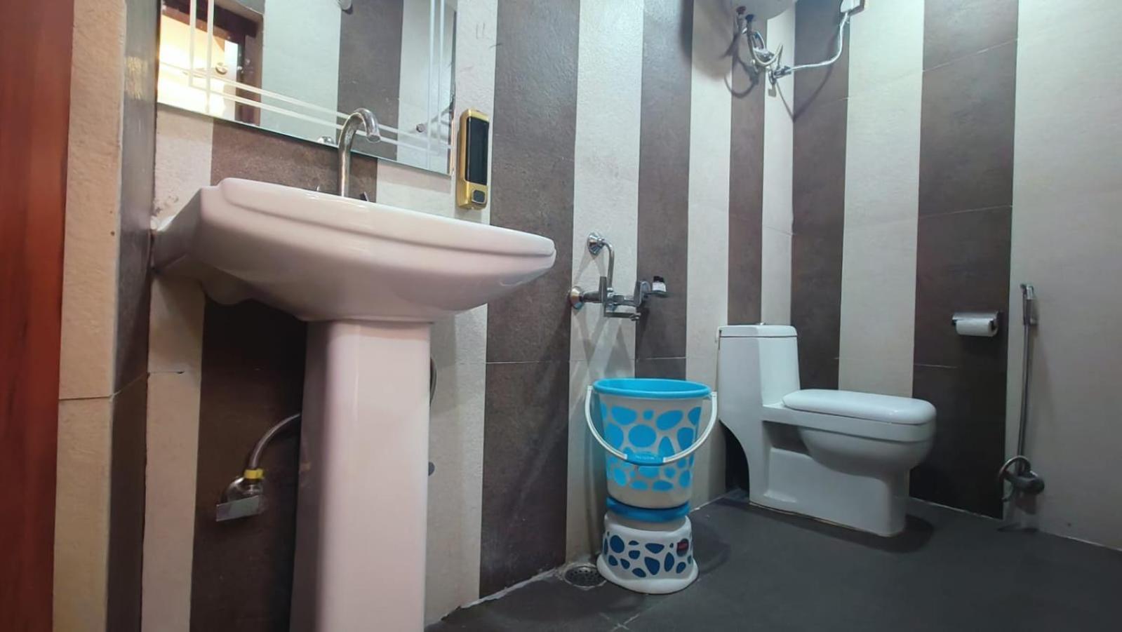 V Square Airport Hotel 러크나우 외부 사진