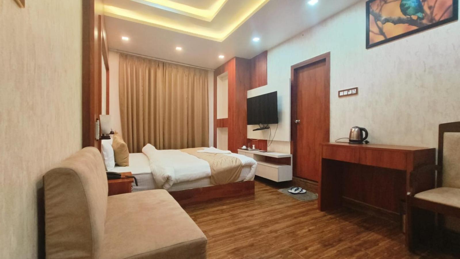 V Square Airport Hotel 러크나우 외부 사진