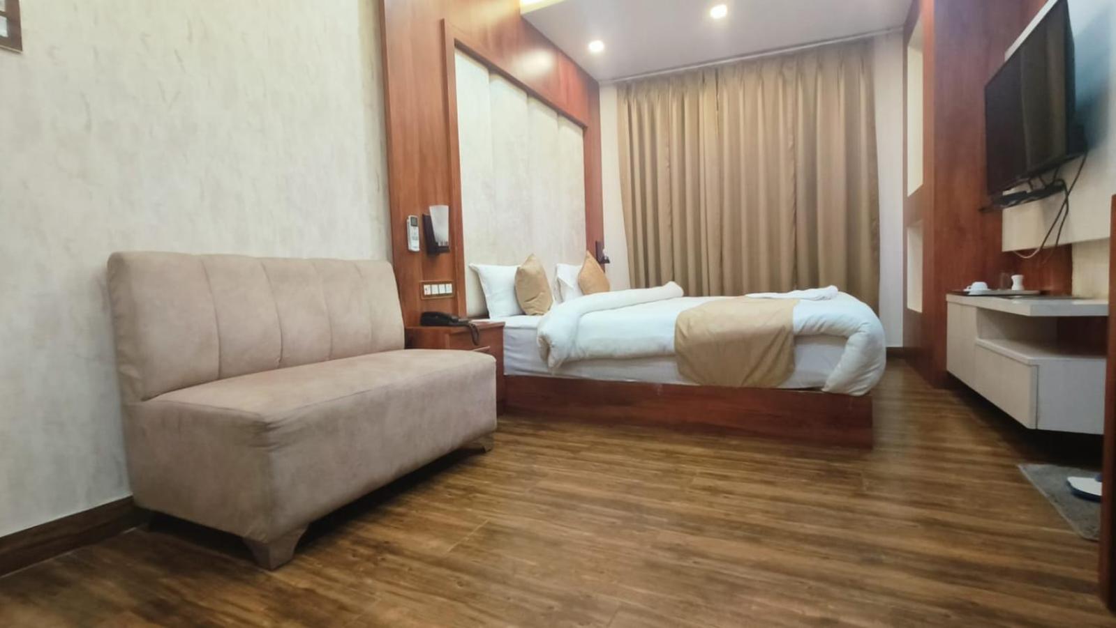 V Square Airport Hotel 러크나우 외부 사진