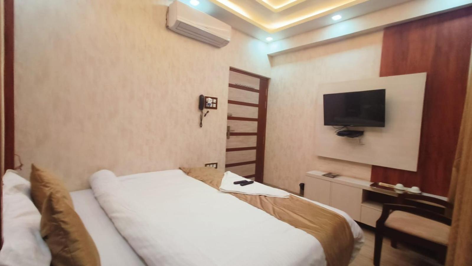V Square Airport Hotel 러크나우 외부 사진