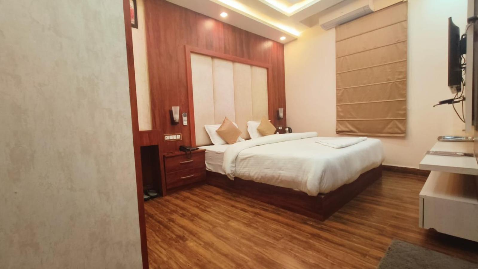V Square Airport Hotel 러크나우 외부 사진