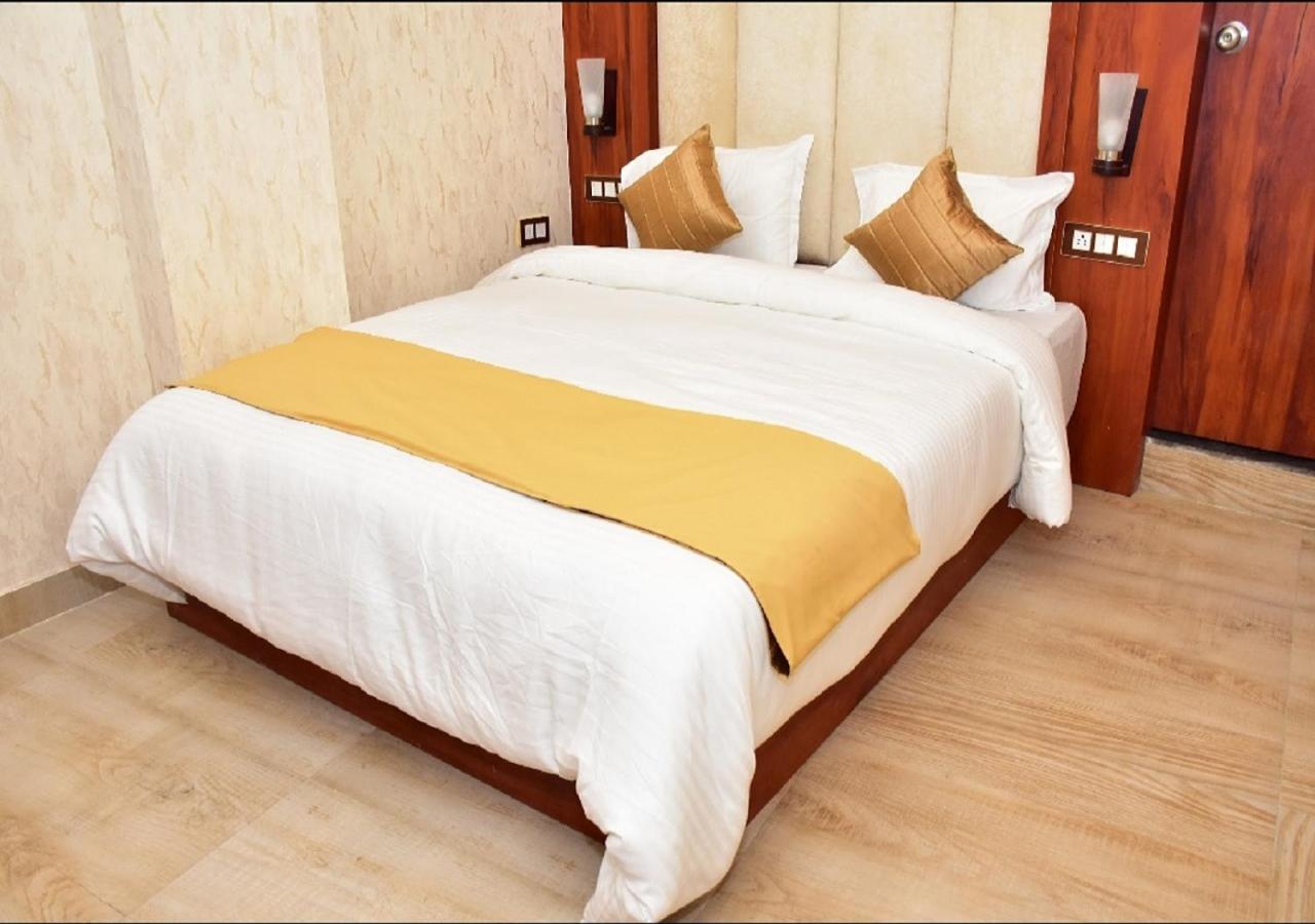 V Square Airport Hotel 러크나우 외부 사진