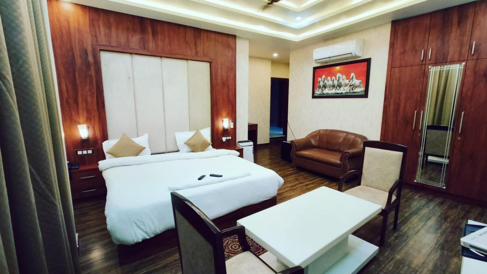 V Square Airport Hotel 러크나우 외부 사진