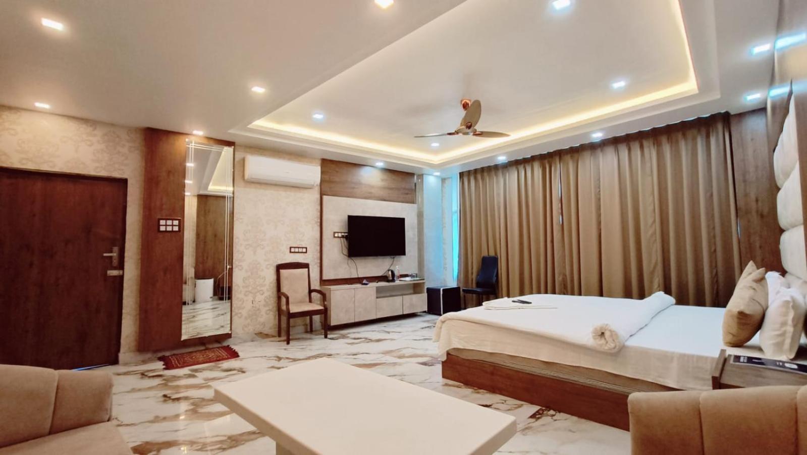 V Square Airport Hotel 러크나우 외부 사진