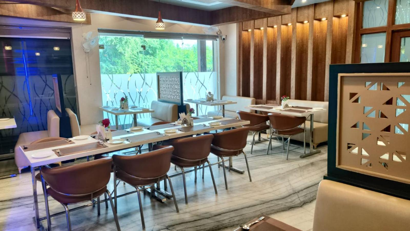 V Square Airport Hotel 러크나우 외부 사진