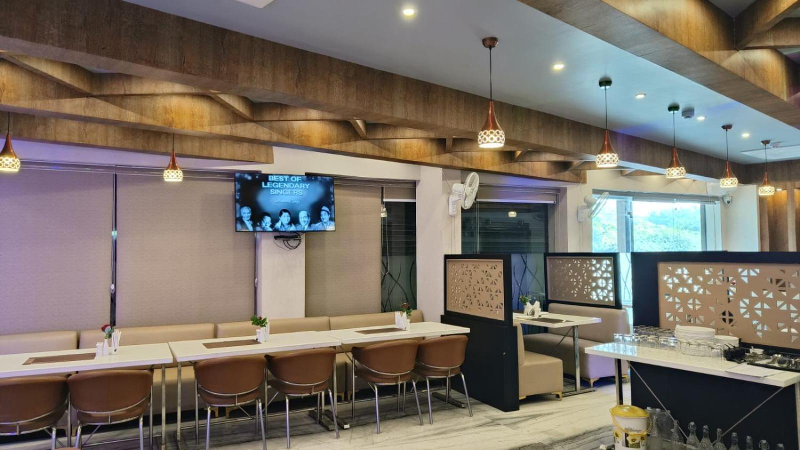 V Square Airport Hotel 러크나우 외부 사진